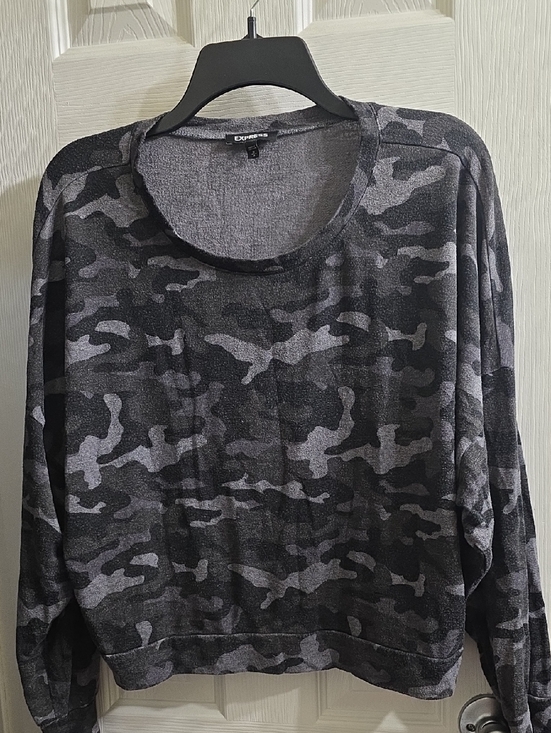 Express Tops - Express Women's Cropped Long Sleeve Camo Tee in Gray and Black Size M